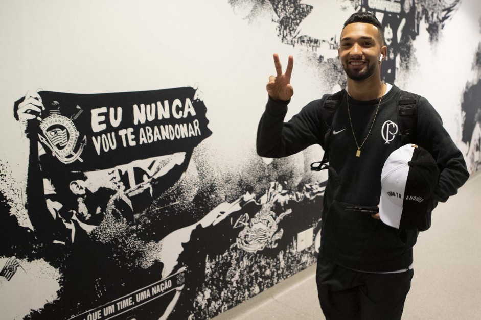 Clayson chega  Arena Corinthians para duelo contra o Vasco, pelo Brasileiro
