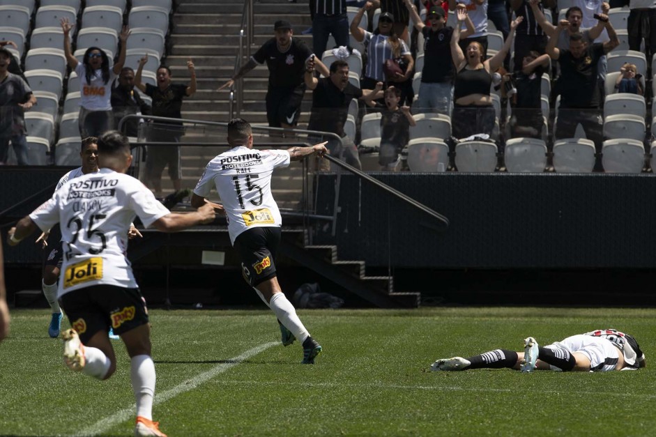 Jogadores do Corinthians comemoram gol de Ralf, contra o Vasco, na Arena