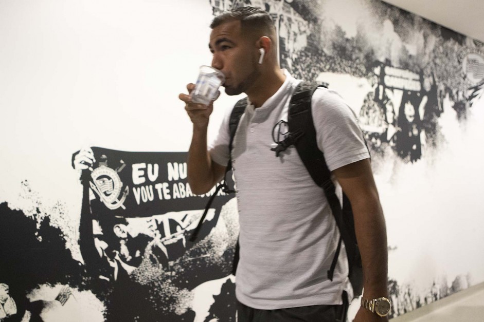 Sornoza retorna ao time titular do Corinthians neste sbado