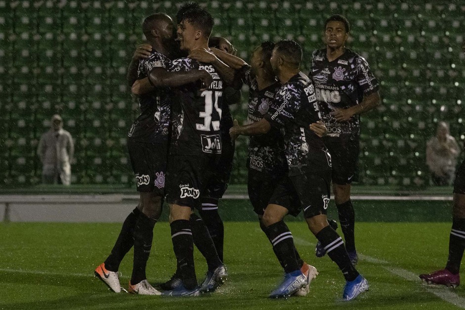 Jogadores do Corinthians comemorando gol de Avelar, contra a Chapecoense