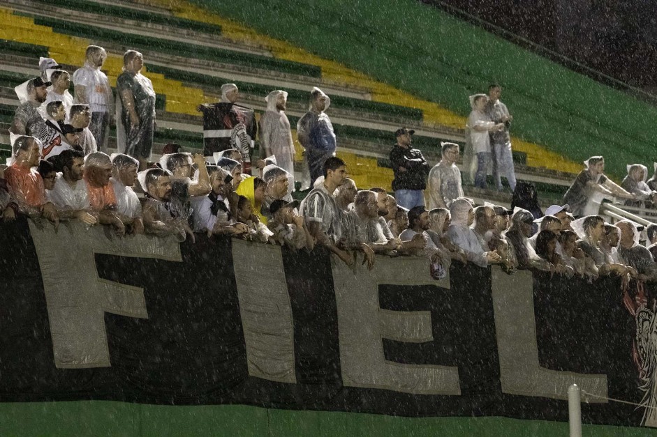 Torcedores do Corinthians no duelo contra a Chapecoense, na Arena Cond, pelo Brasileiro