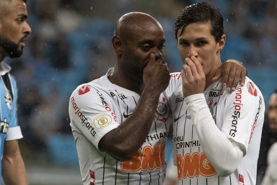 Love e Vital durante o empate sem gols contra o Grmio, pelo Campeonato Brasileiro