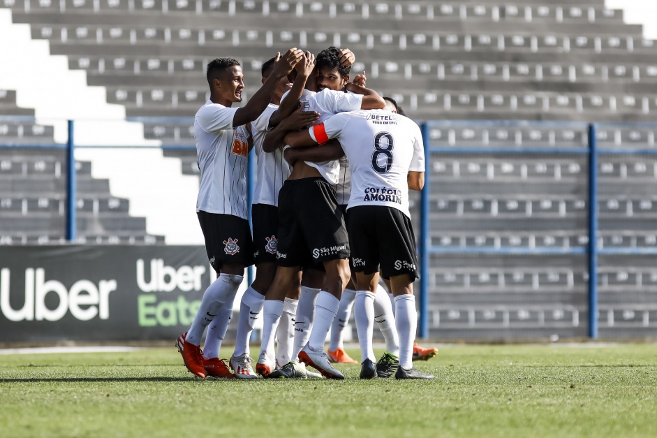 Sub-20 comemora gol contra o Atltico-MG, pelo Brasileiro da categoria