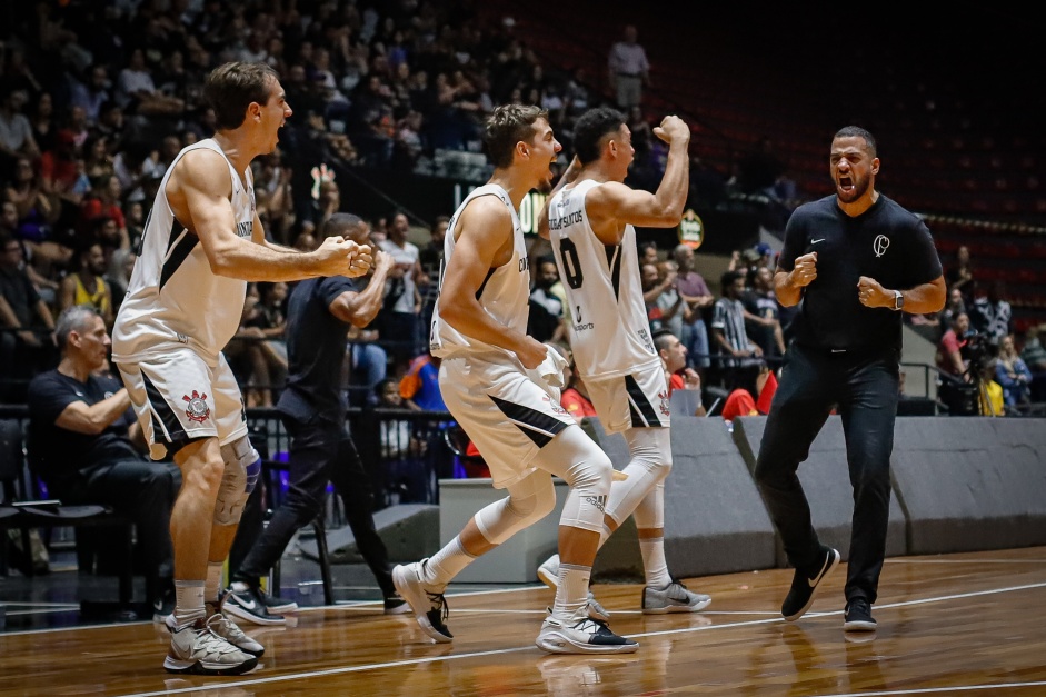 Corinthians vence Mogi por 67 a 59 e est na final do Paulista de Basquete