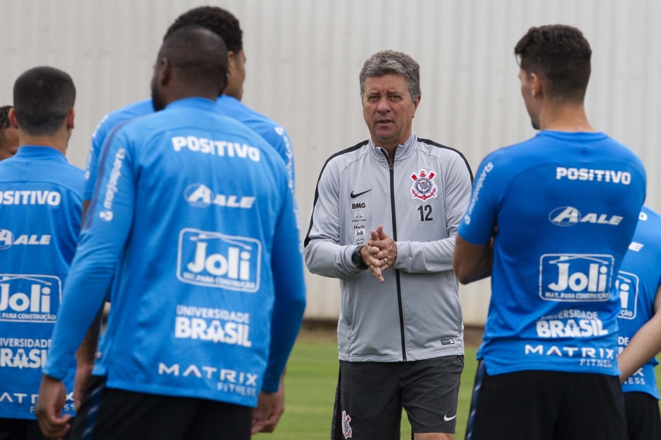 Walmir Cruz fala com jogadores no treinamento desta segunda-feira no CT Joaquim Grava