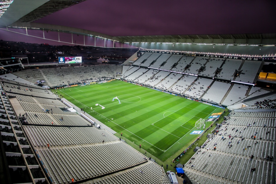 Arena Corinthians quase sem pblico momentos antes do jogo contra o Athletico-PR