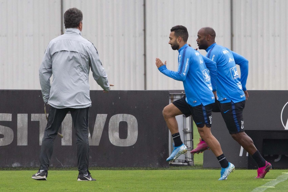Clayson e Love no último treino antes de enfrentar o Athletico-PR, pelo Brasileirão