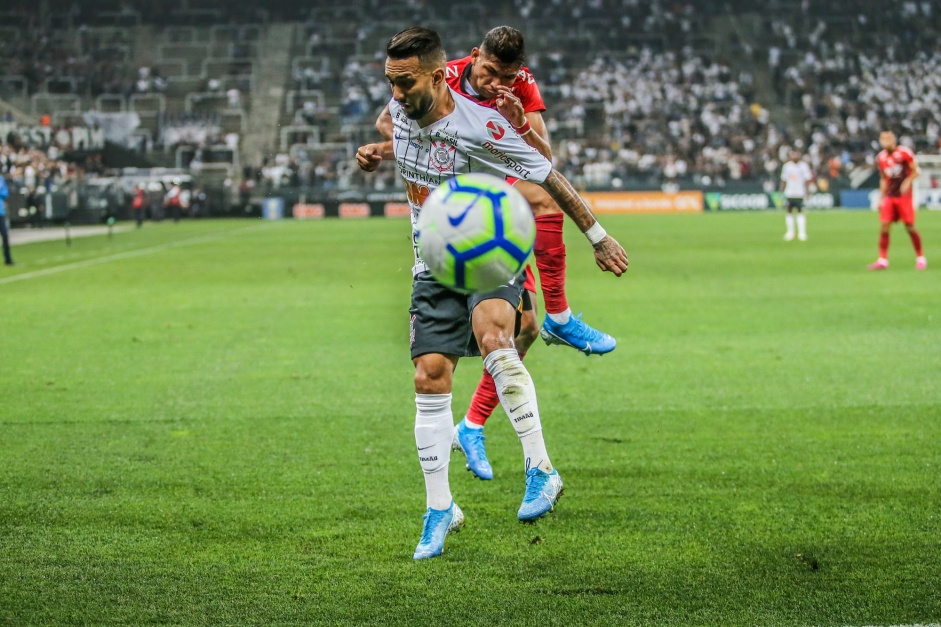 Clayson no duelo contra o Athletico-PR, pelo Brasileiro, na Arena