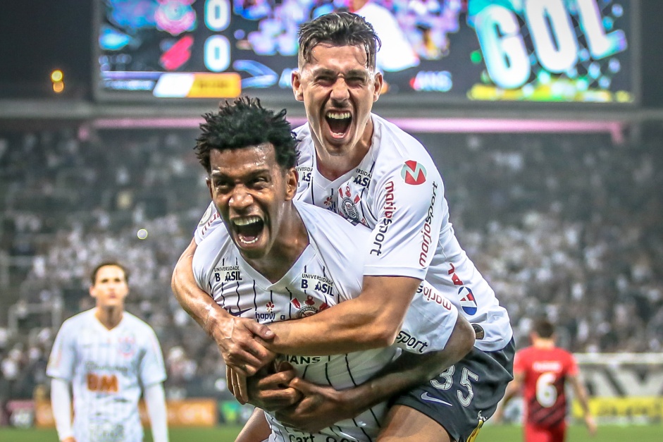 Gil e Danilo Avelar comemorando o gol do zagueiro contra o Athletico-PR, pelo Brasileiro