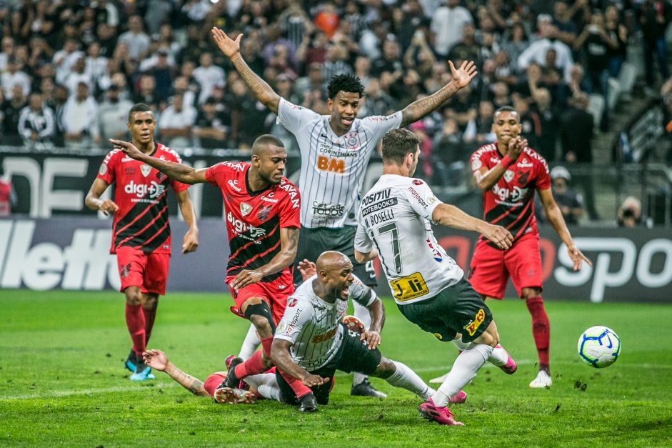 Gil, Love e Boselli no duelo contra o Athletico-PR, pelo Brasileiro, na Arena Corinthians
