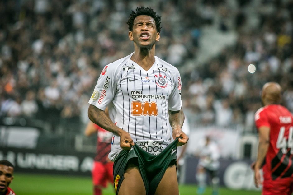 Gil no duelo contra o Athletico-PR, pelo Brasileiro, na Arena Corinthians