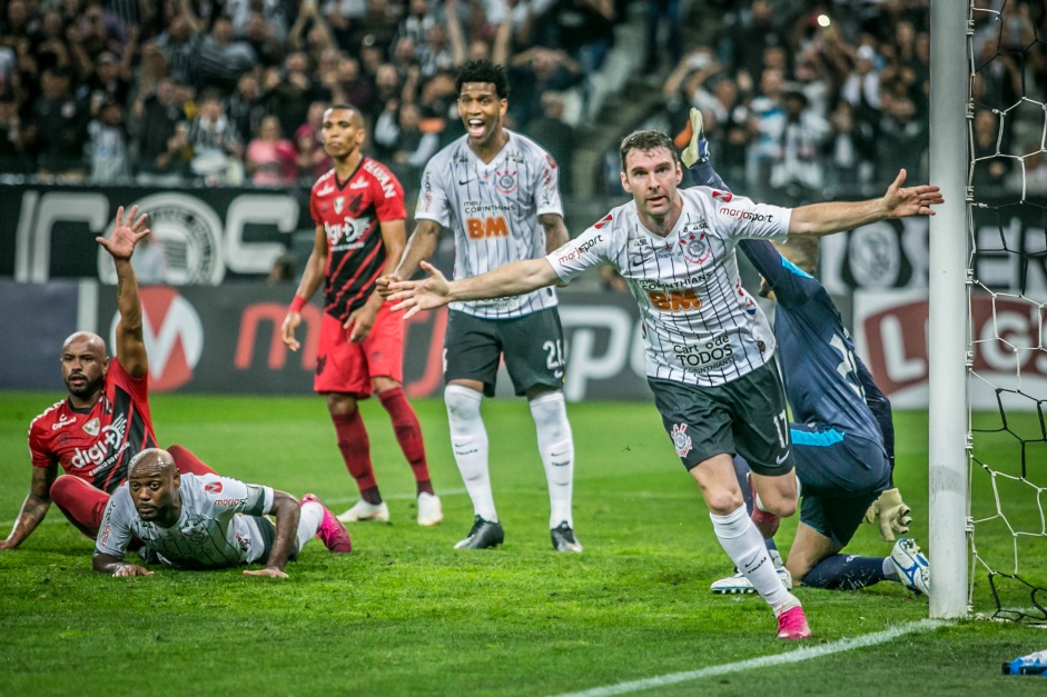 Mauro Boselli marcou o segundo gol do Corinthians contra o Athletico-PR, pelo Brasileiro