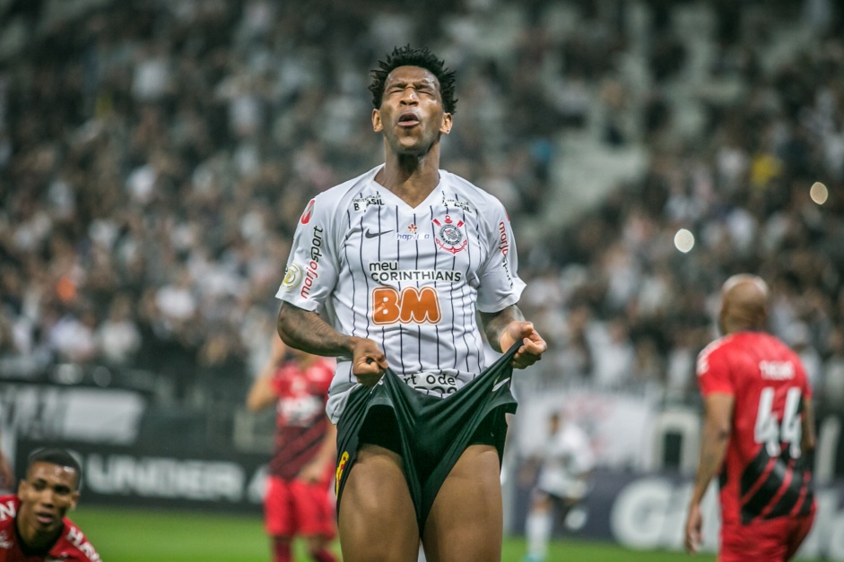 Zagueiro Gil marcou o gol contra o Athletico-PR, pelo Brasileirão, na Arena Corinthians