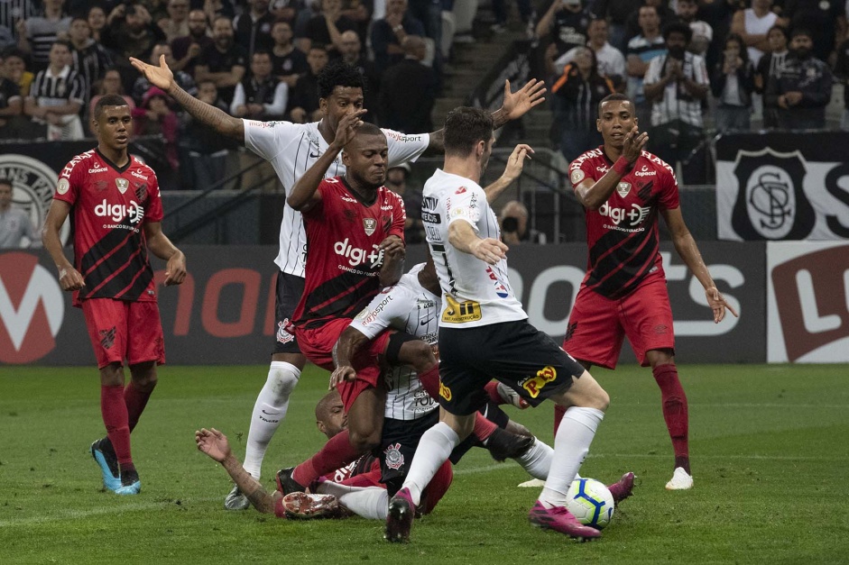 Cirino, à frente de Gil, jogou com o Corinthians neste ano, na Arena Cirino, à frente de Gil, jogou com o Corinthians neste ano, na Arena