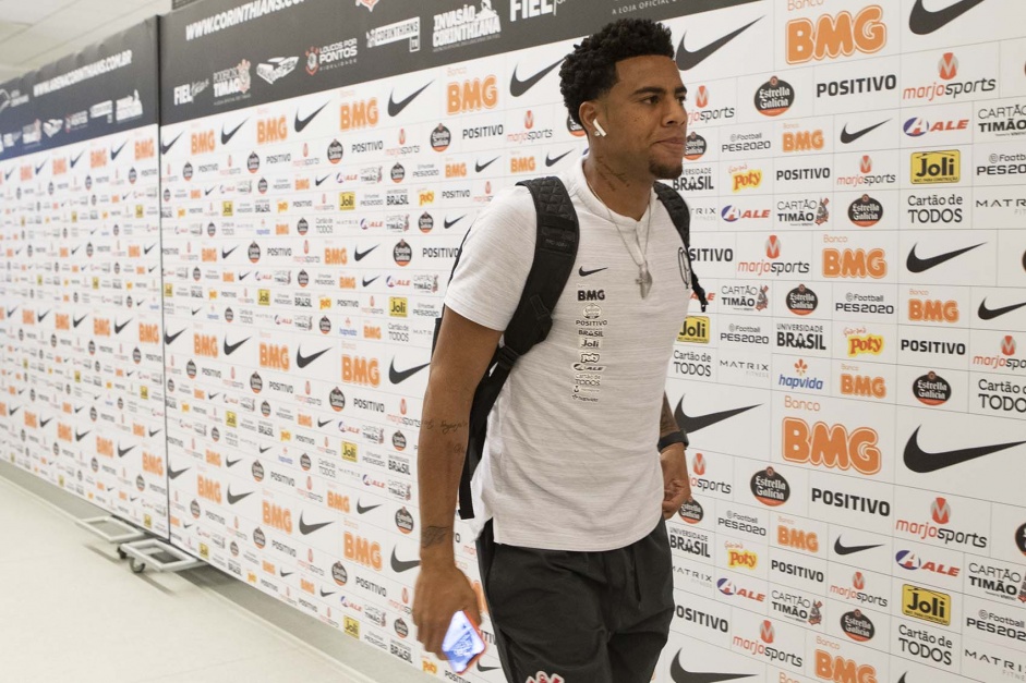 Gustavo chega  Arena Corinthians para jogo contra o Athletico-PR, pelo Brasileiro