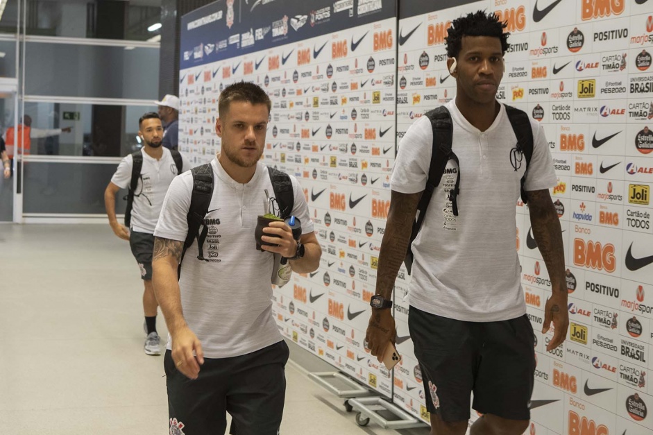Ramiro e Gil chegam  Arena Corinthians para jogo contra o Athletico-PR, pelo Brasileiro