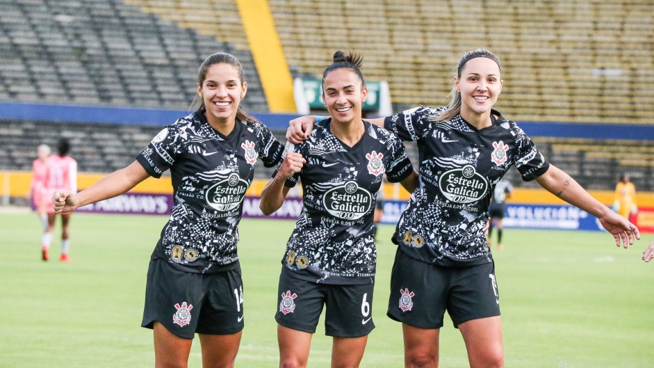 Millene, Juliete e Crivelari no jogo contra o Club aas, na estreia da Libertadores Feminina