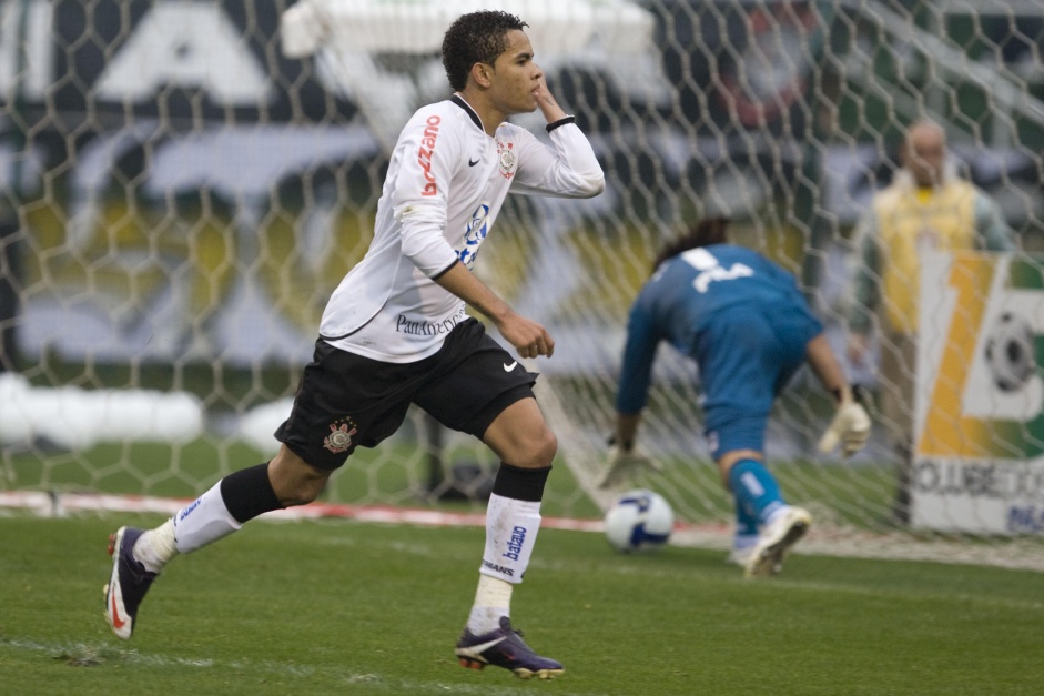 Dentinho comemora o gol contra o Botafogo - o gol de nmero 10 mil da histria do Corinthians
