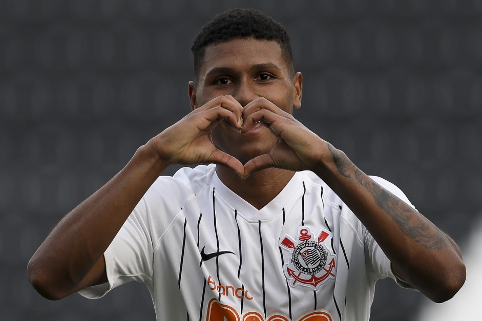 Antony comemora seu gol contra o Botafogo, pelo Campeonato Brasileiro Sub-20