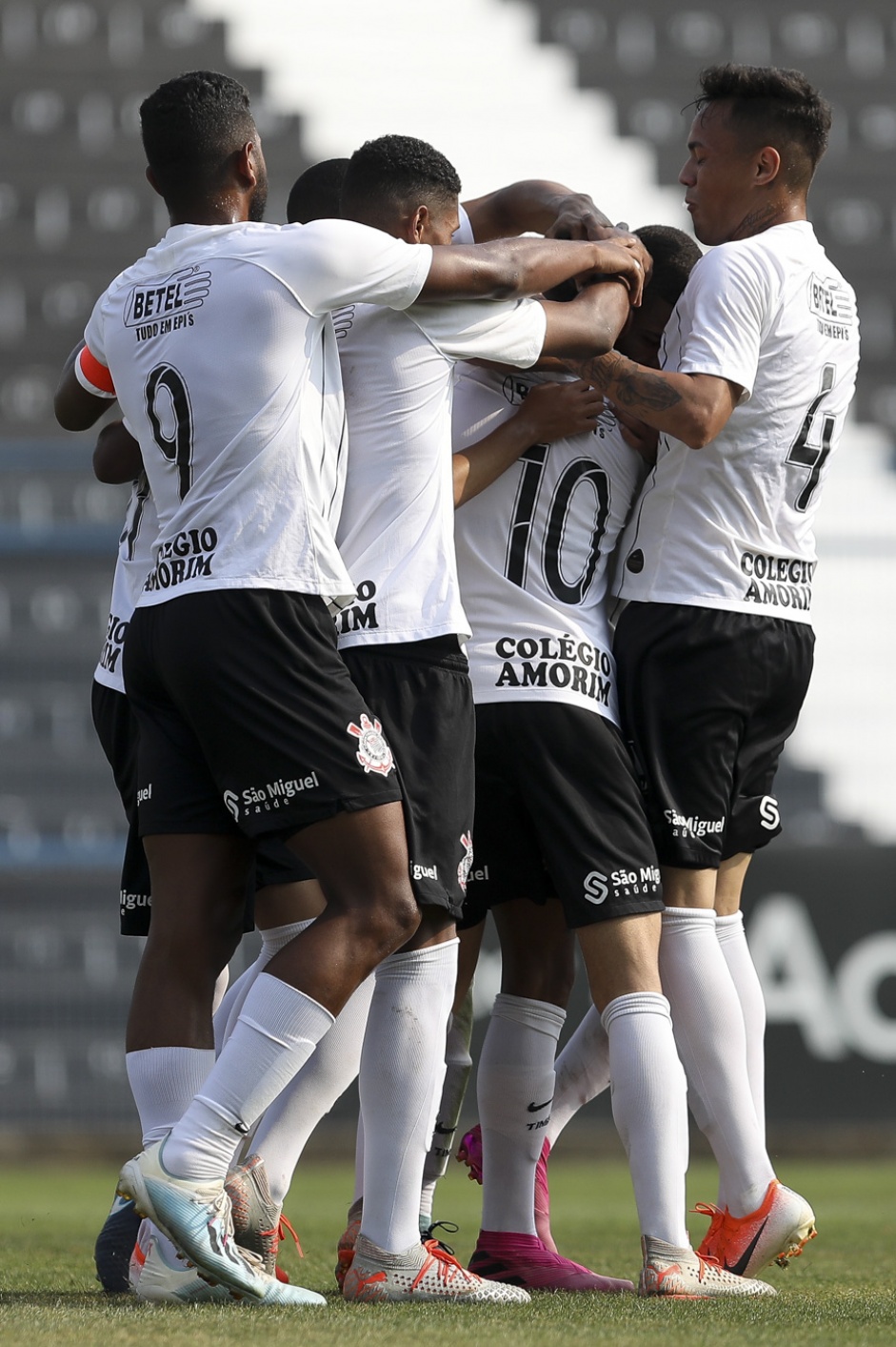 Jogadores do Timãozinho durante o jogo contra o Botafogo ...