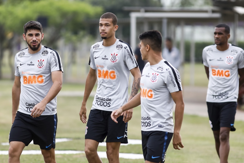 Mndez, Joo Victor e Roni no ltimo treino do Corinthians antes do jogo contra o Gois