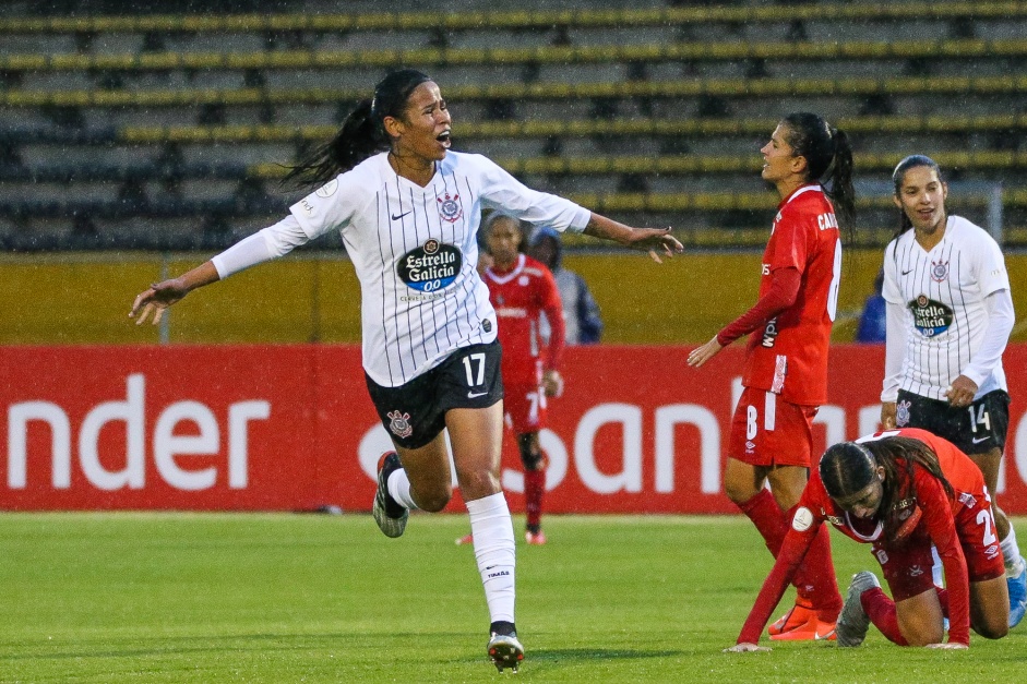 Victria comemora seu gol contra o Amrica de Cali, pela Libertadores Feminina