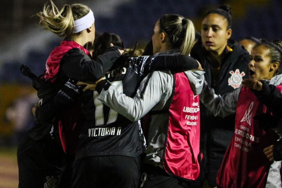 Elenco feminino do Corinthians durante jogo contra o Libertad/Limpeo pela Libertadores 2019