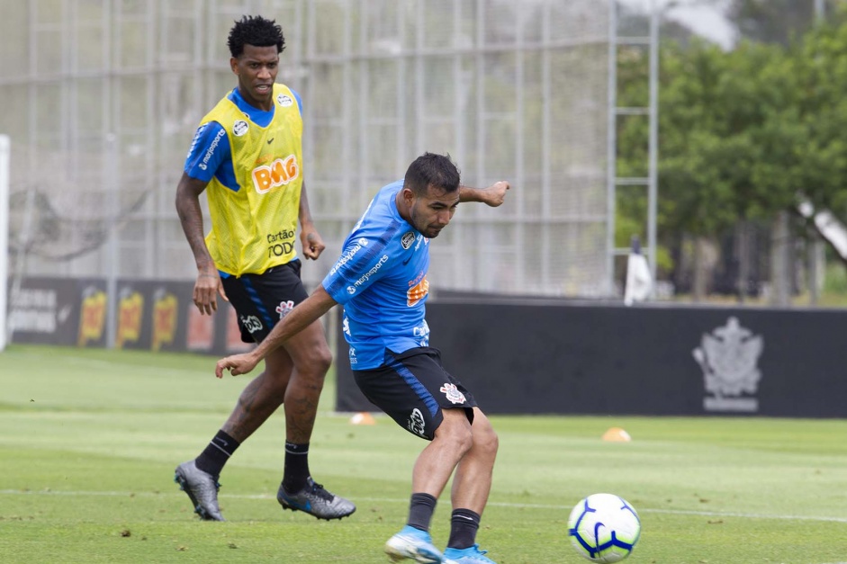 Gil e Sornoza no treinamento desta terça-feira no CT Joaquim Grava