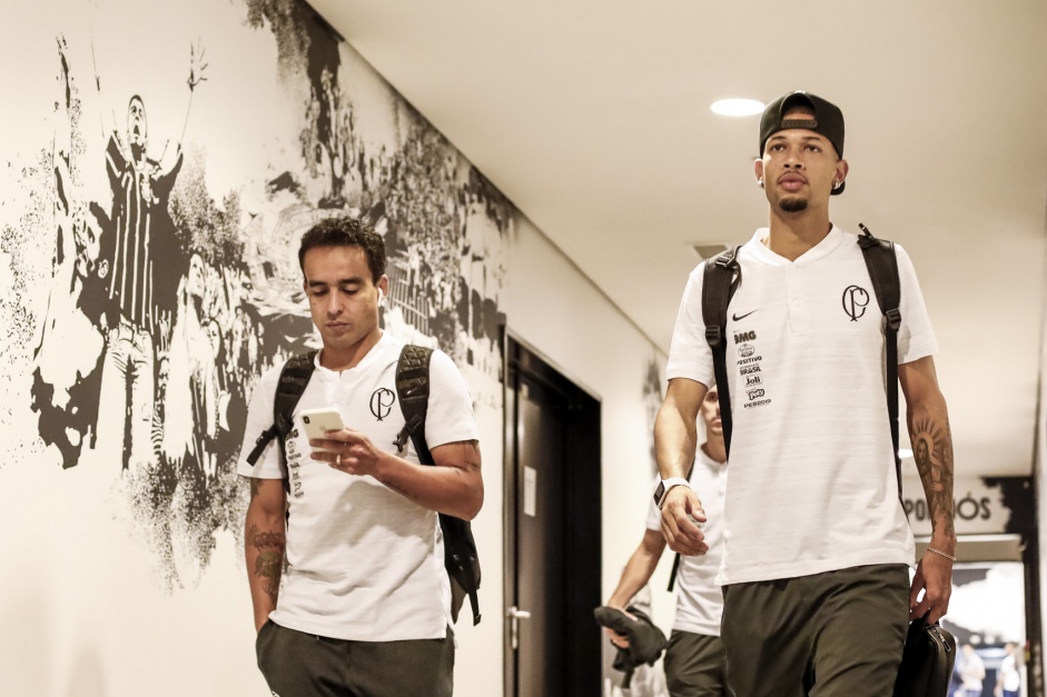 Jadson e Joo Victor chegam  Arena Corinthians para jogo contra o Cruzeiro