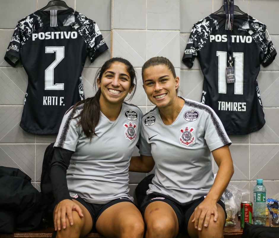 Katiscia e Tamires durante jogo contra o Libertad/Limpeo pela Libertadores Feminina 2019