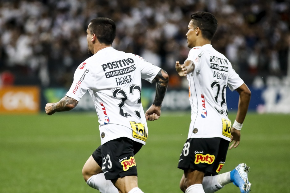 Pedrinho e Fagner durante derrota para o Cruzeiro, pelo Campeonato Brasileiro, na Arena Corinthians
