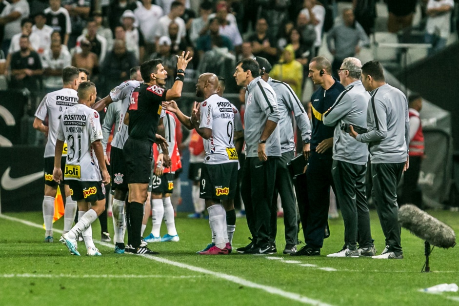 Treinador Fbio Carille expulso durante jogo contra o Cruzeiro, pelo Brasileiro