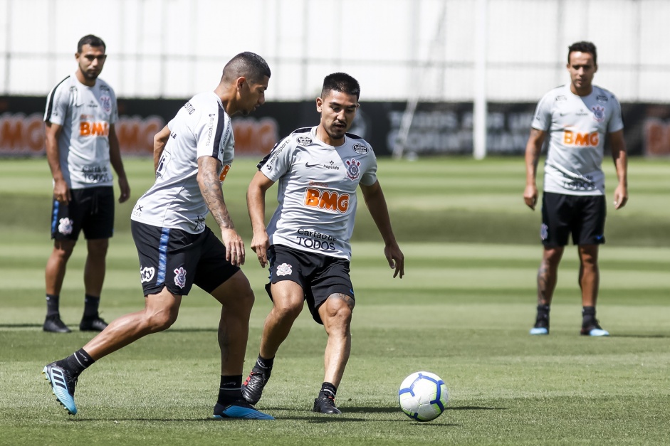 Fabricio Oya integrou o elenco profissional do Corinthians a partir de 2019