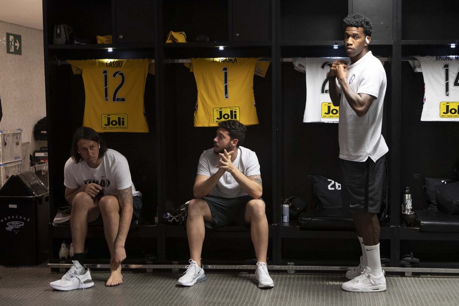 Cssio, Caque e Gil no vestirio do Maracan antes do duelo contra o Flamengo