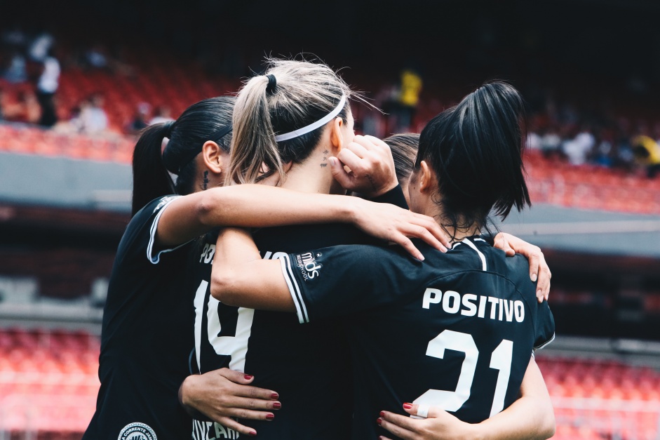 Jogadoras do Corinthians feminino comemoram o nico gol no primeiro jogo da final do Paulista