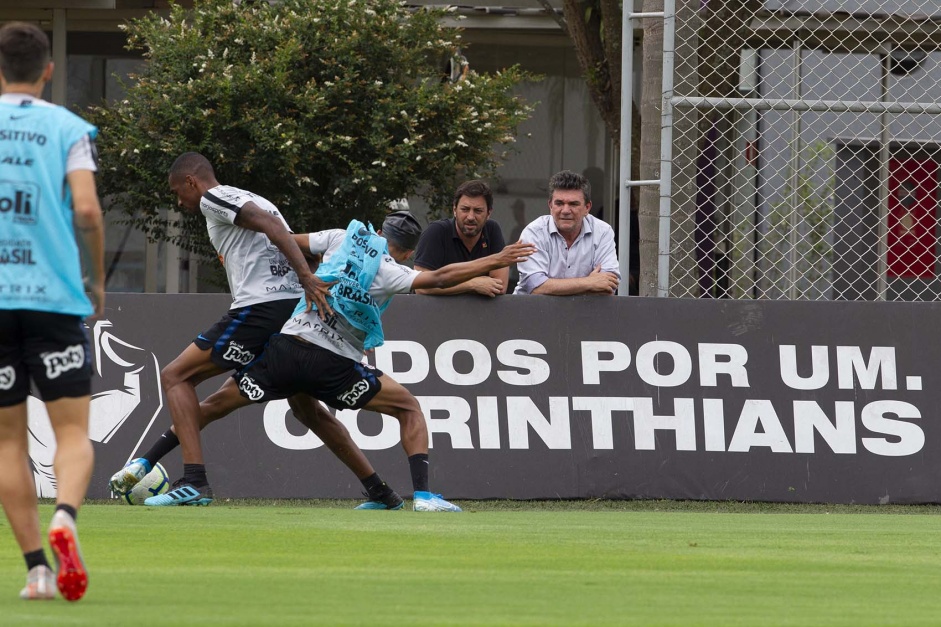 Sob olhar da diretoria, Corinthians finaliza preparao para jogo contra o Fortaleza