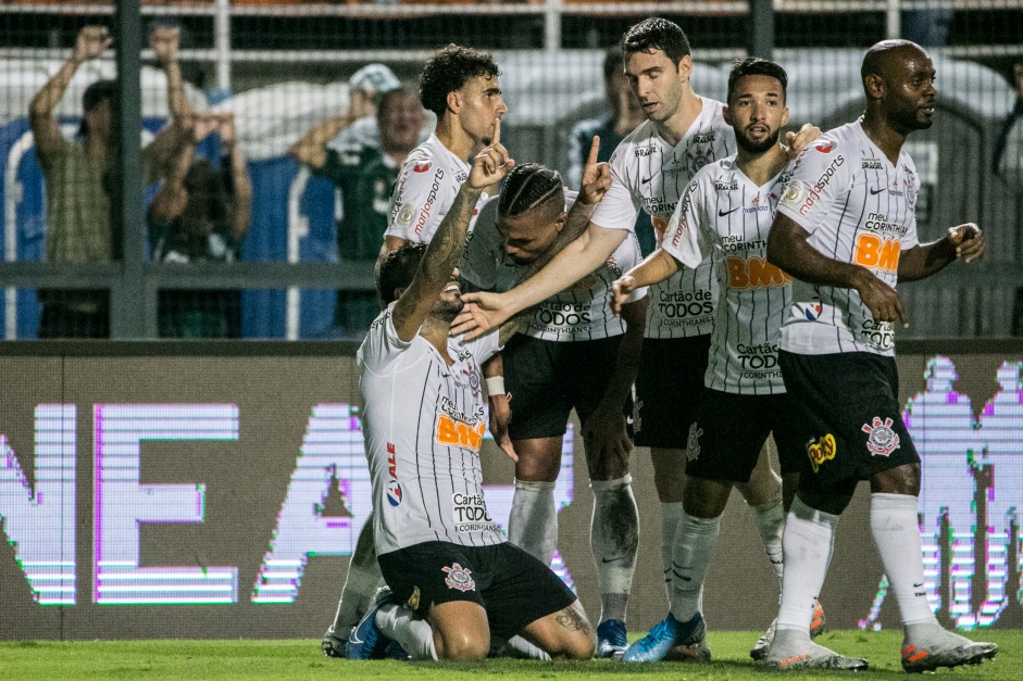 Elenco comemora gol de Michel durante Dérbi, contra o Palmeiras, no Pacaembu