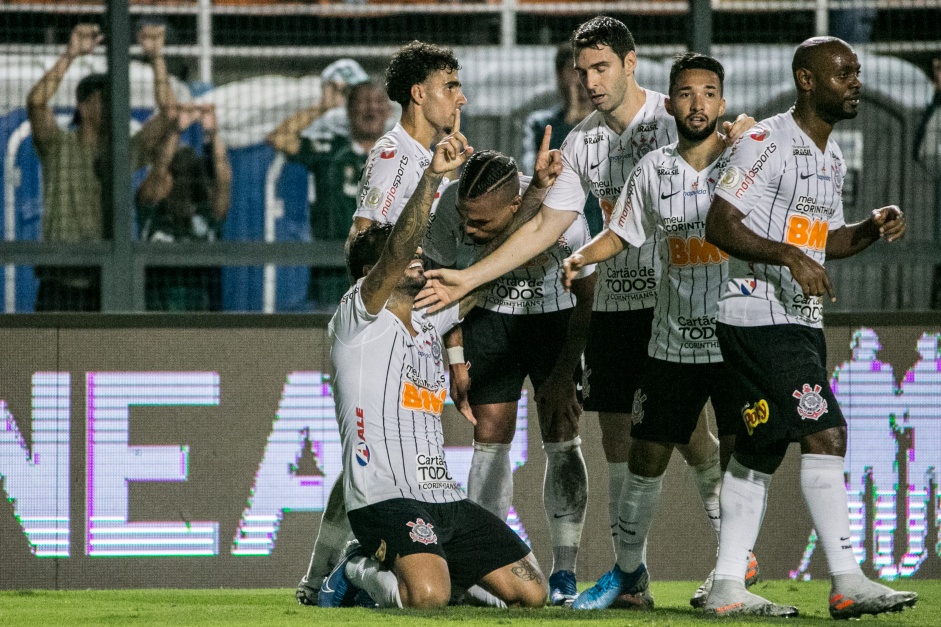 Elenco comemora gol de Michel durante Drbi, contra o Palmeiras, no Pacaembu