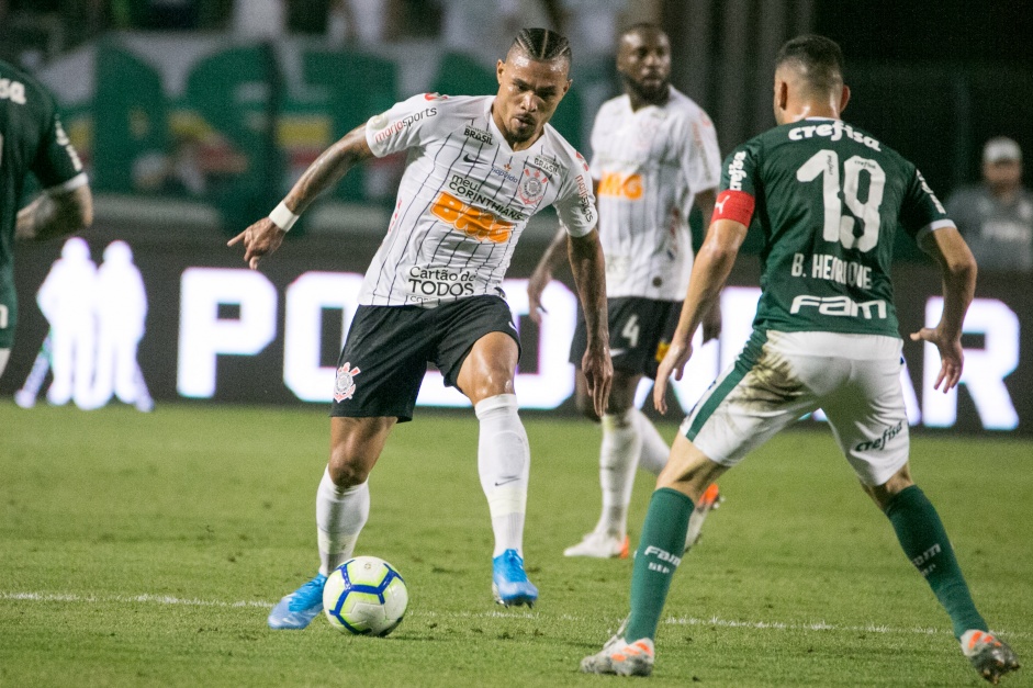 Júnior Urso durante Dérbi, contra o Palmeiras, no Pacaembu