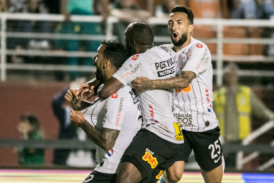 Michel comemora seu gol durante Dérbi, contra o Palmeiras, no Pacaembu