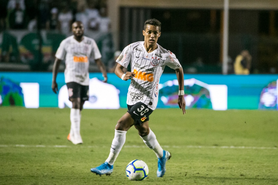 Pedrinho durante Dérbi, contra o Palmeiras, no Pacaembu