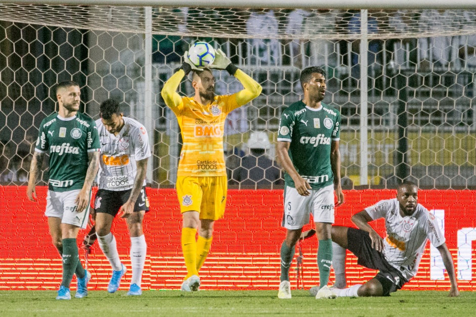Walter durante Dérbi, contra o Palmeiras, no Pacaembu