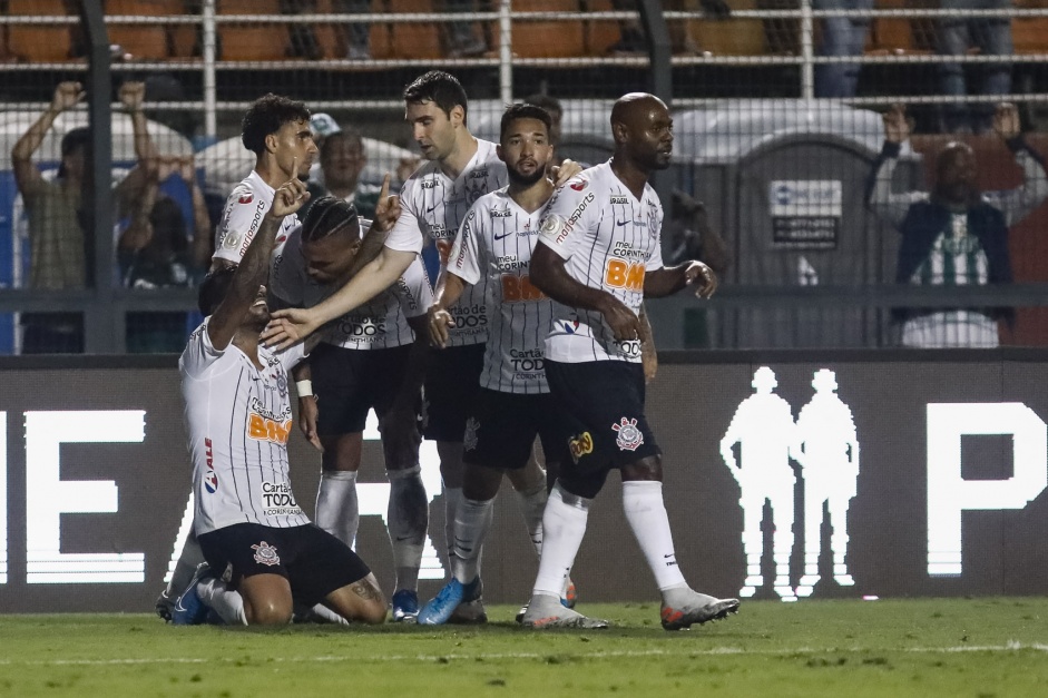 Michel Macedo e companheiros comemorando gol do lateral contra o Palmeiras