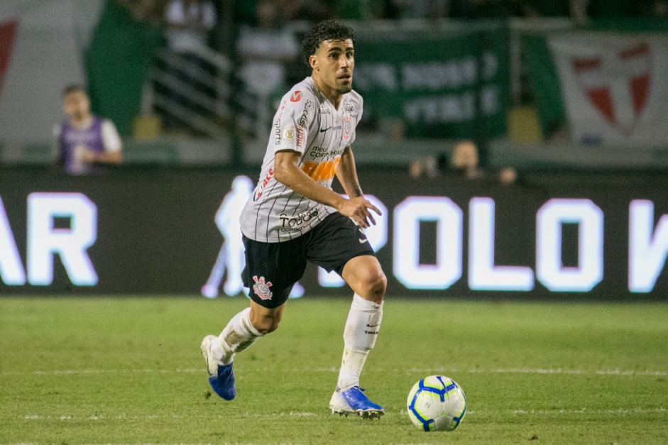 Volante Gabriel durante Dérbi, contra o Palmeiras, no Pacaembu