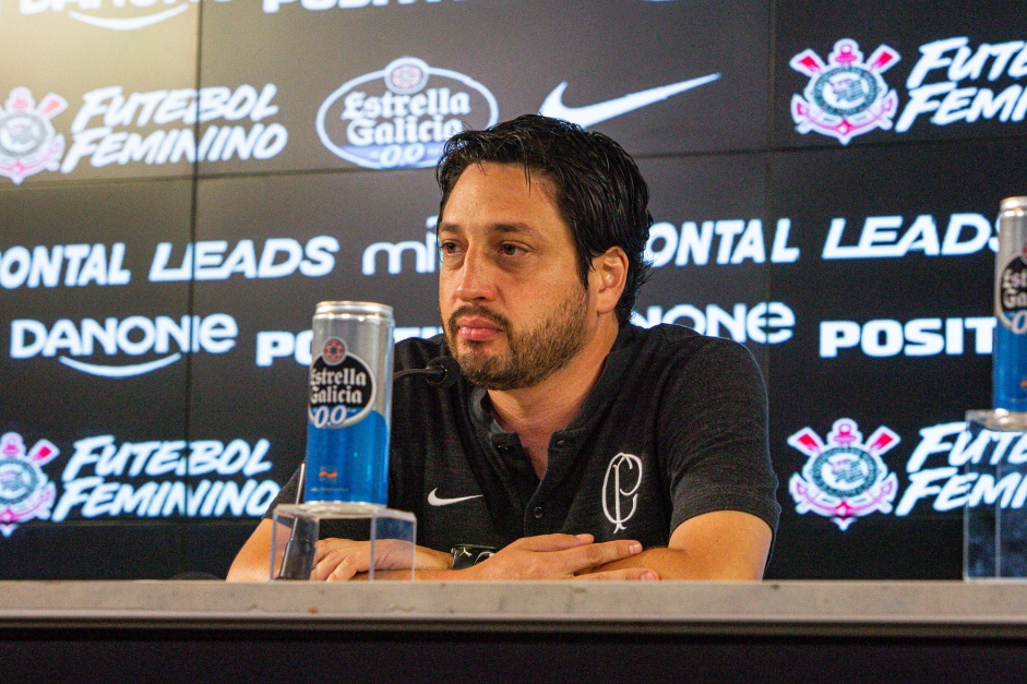 Arthur Elias concede coletiva após treino de reconhecimento na Arena Corinthians