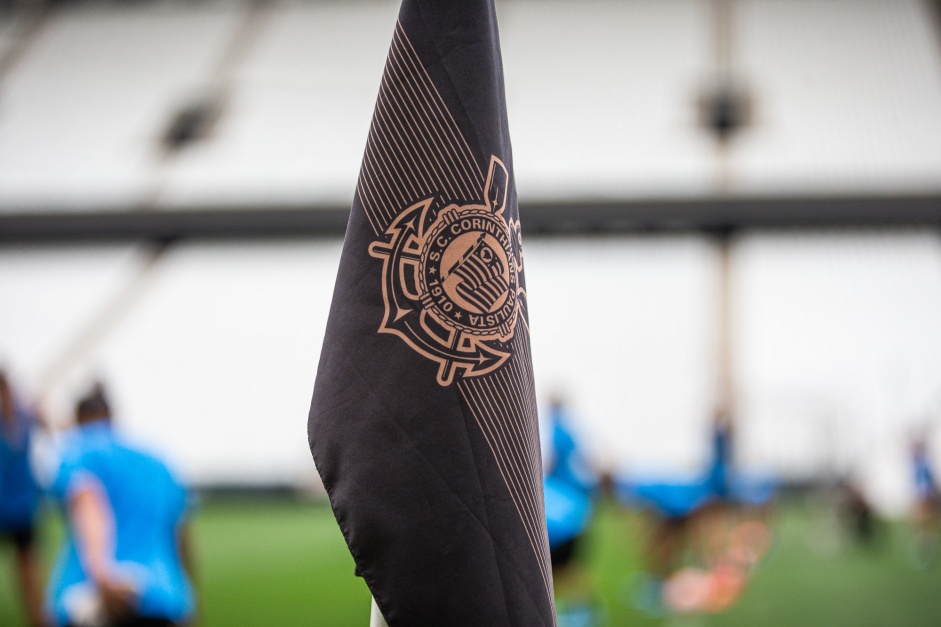 Bandeirinha de escanteio da Arena no treino das meninas do Corinthians Feminino