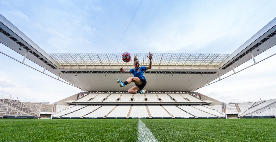 Cacau durante treino de reconhecimento do gramado da Arena Corinthians