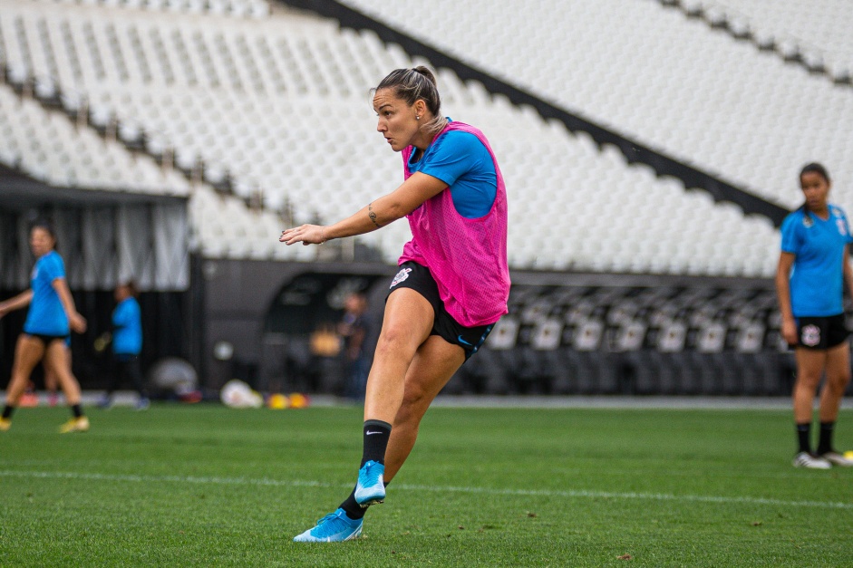 Crivelari durante treino de reconhecimento do gramado da Arena Corinthians