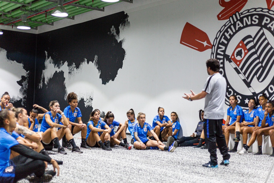 Elenco do feminino durante treino de reconhecimento do gramado da Arena Corinthians