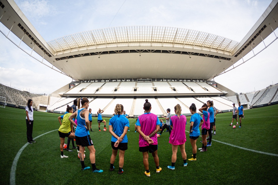 Elenco feminino durante treino de reconhecimento do gramado da Arena Corinthians